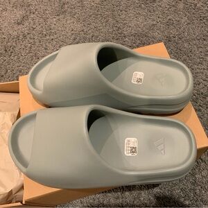 Yeezy slides - brand new, size US men 9